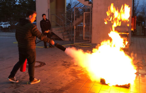 Extinguishing a simulated grease fire using a CO2 extinguisher.